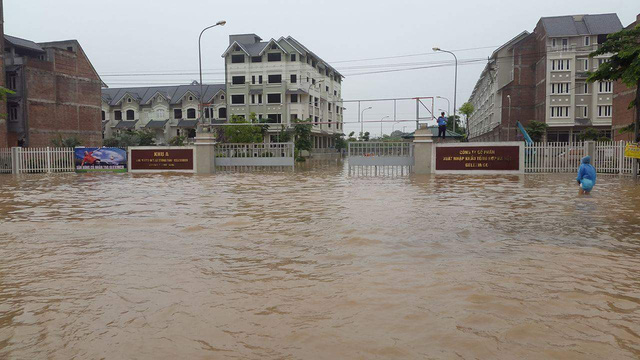  Những hình ảnh ấn tượng về trận lụt sớm chưa từng có ở Hà Nội